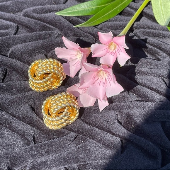 VINTAGE Carolee GoldTone Braided Rope Knot Clip On Earrings - Picture 8 of 9